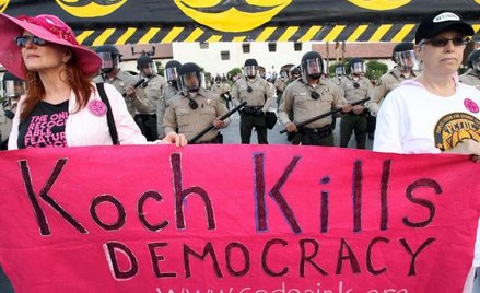 Zaangażowanie finansowe braci Koch po stronie przedsięwzięć o charakterze konserwatywnym wywołuje pr
