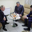 Prezydent Rosji Władimir Putin z Chabibem i Abdulmanapem Nurmagomedowymi