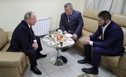 Prezydent Rosji Władimir Putin z Chabibem i Abdulmanapem Nurmagomedowymi