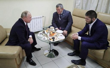 Prezydent Rosji Władimir Putin z Chabibem i Abdulmanapem Nurmagomedowymi