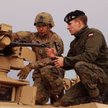 Polski i amerykański żołnierz przy czołgu Abrams