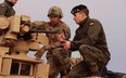 Polski i amerykański żołnierz przy czołgu Abrams