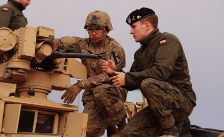 Polski i amerykański żołnierz przy czołgu Abrams