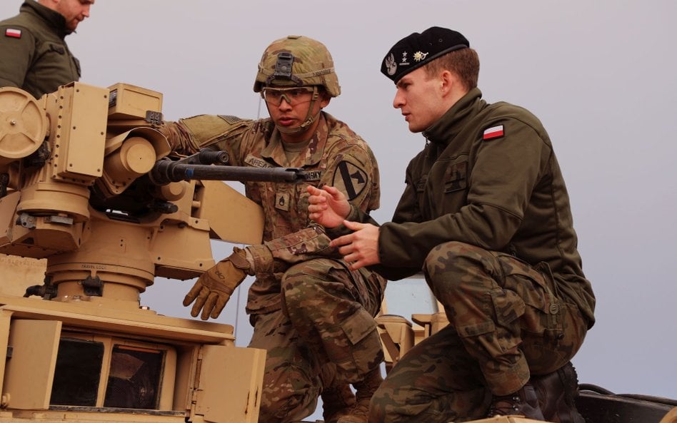 Polski i amerykański żołnierz przy czołgu Abrams