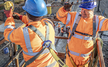 Prace montażowe trakcji tramwajowej na Rakowieckiej dobiegają szczęśliwego finału