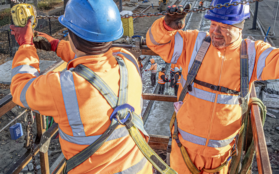 Prace montażowe trakcji tramwajowej na Rakowieckiej dobiegają szczęśliwego finału