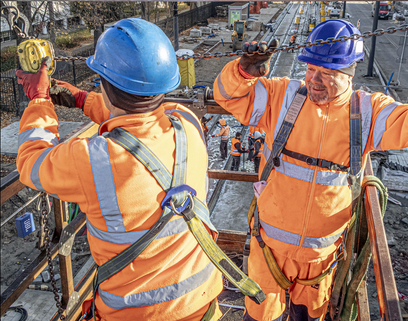 Prace montażowe trakcji tramwajowej na Rakowieckiej dobiegają szczęśliwego finału