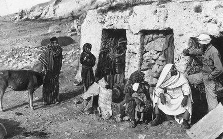 Cyrenajka 1932r., Kazimierz Nowak podczas rozmowy z koczownikami zamieszkującymi stare groby