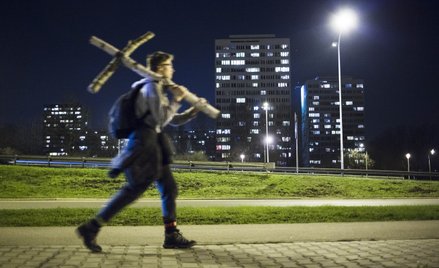 Uczestnicy poruszają się samotnie lub w grupach maksymalnie 5-osobowych, a w czasie trasy obowiązuje