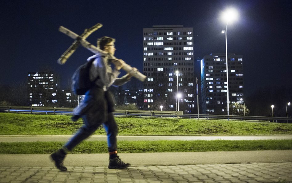Uczestnicy poruszają się samotnie lub w grupach maksymalnie 5-osobowych, a w czasie trasy obowiązuje