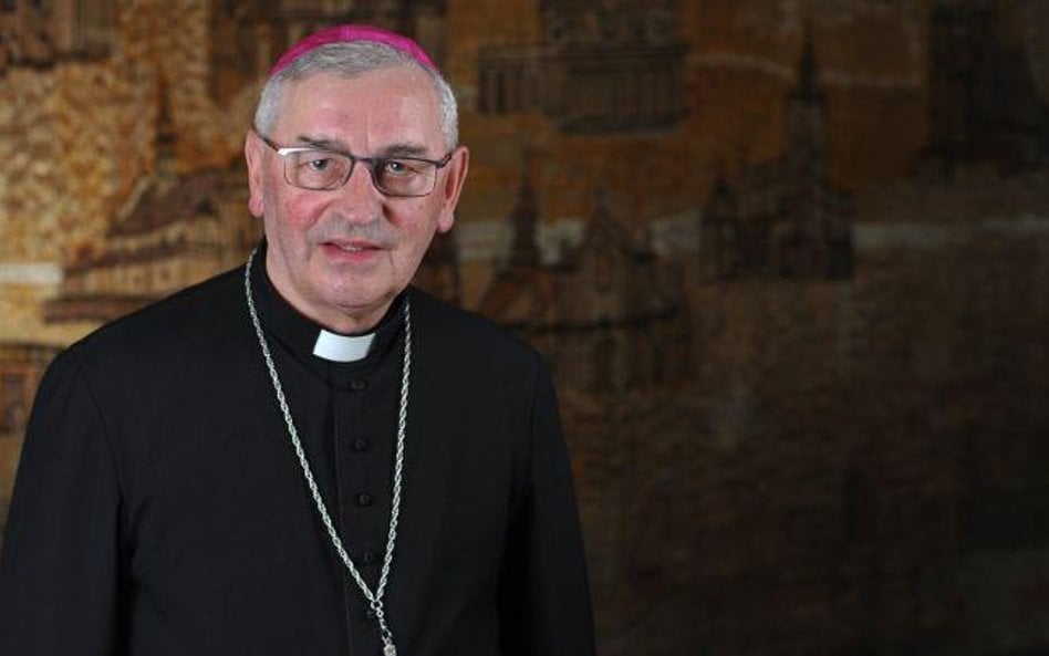 Biskup Tadeusz Pieronek: Co biskupów obchodzą pomniki?