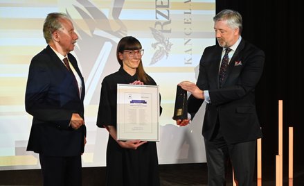 Nagrodę Prawnik Pro Bono adwokat Małgorzata Mączka-Pacholak odebrała z rąk dr. Filipa Czernickiego (