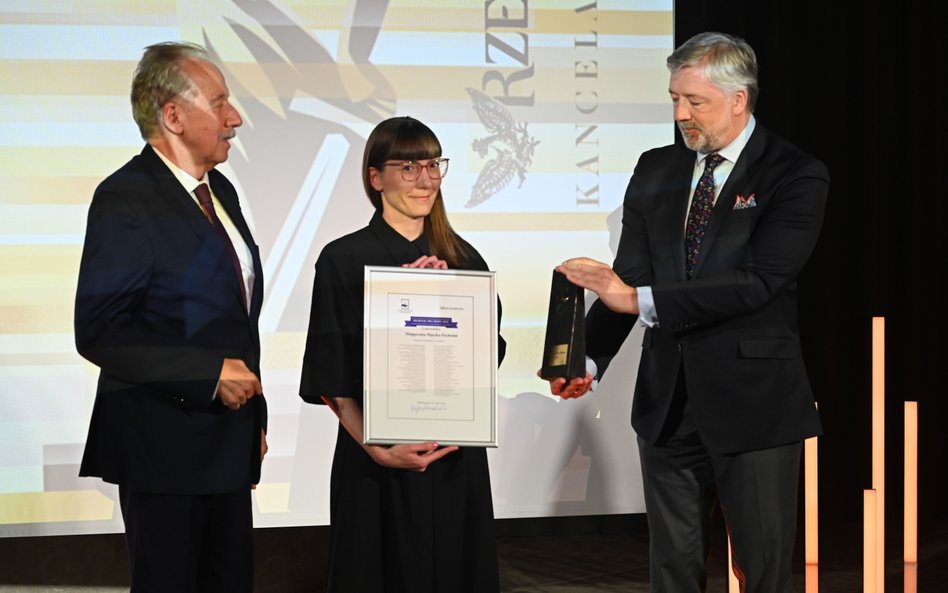 Nagrodę Prawnik Pro Bono adwokat Małgorzata Mączka-Pacholak odebrała z rąk dr. Filipa Czernickiego (