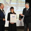 Nagrodę Prawnik Pro Bono adwokat Małgorzata Mączka-Pacholak odebrała z rąk dr. Filipa Czernickiego (