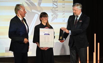 Nagrodę Prawnik Pro Bono adwokat Małgorzata Mączka-Pacholak odebrała z rąk dr. Filipa Czernickiego (