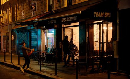 Strefa euro: Usługi znów zarażone wirusem