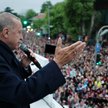 Erdogan rozdawał swoim zwolennikom pieniądze przed lokalem wyborczym