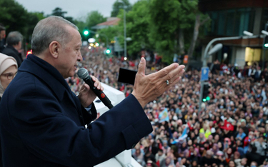 Erdogan rozdawał swoim zwolennikom pieniądze przed lokalem wyborczym