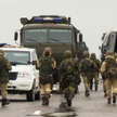 Rosyjska policja kontroluje szosę po niedawnym zamachu terrorystycznym w Dagestanie