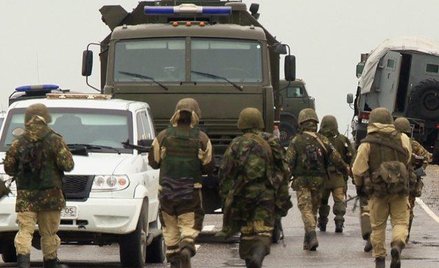 Rosyjska policja kontroluje szosę po niedawnym zamachu terrorystycznym w Dagestanie