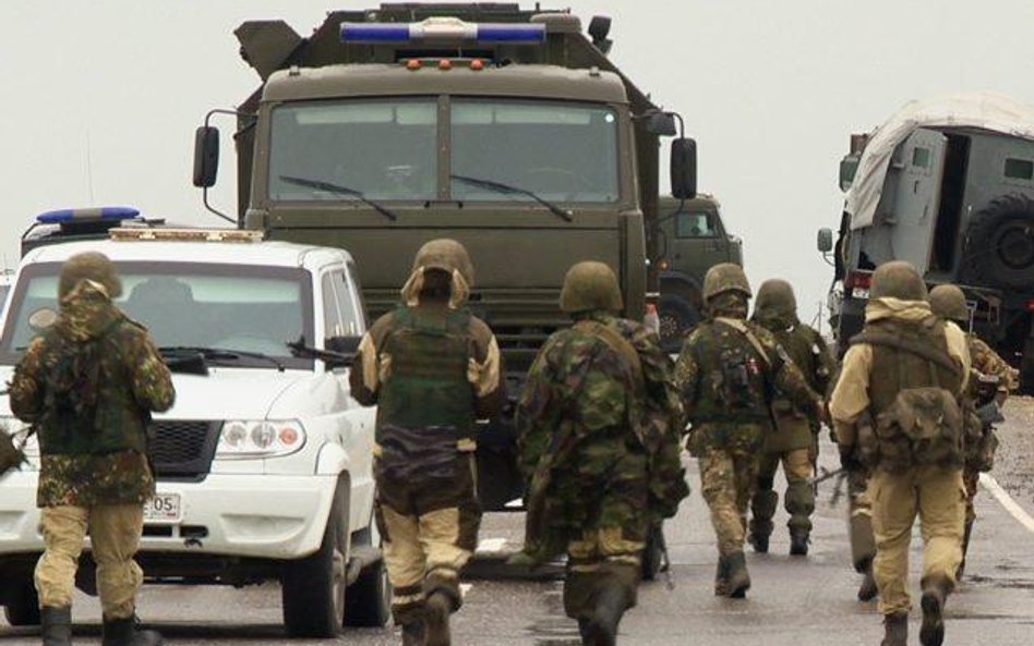 Rosyjska policja kontroluje szosę po niedawnym zamachu terrorystycznym w Dagestanie