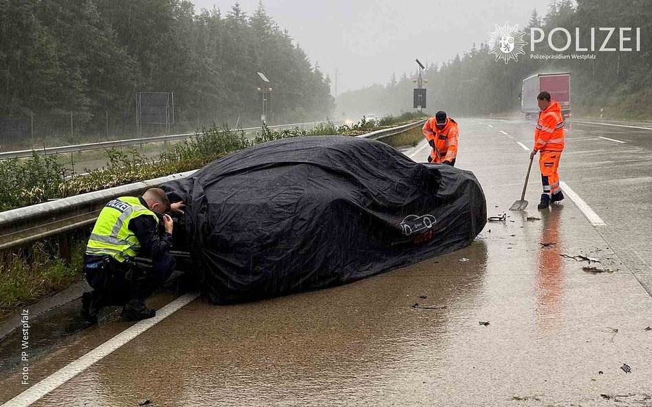 Wypadek prototypu Porsche na niemieckiej autostradzie