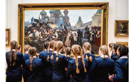 Uczennice oglądają „Poranek przed straceniem strzelców" Wasilija Surikowa w Galerii Tretiakowskiej w