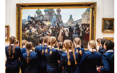 Uczennice oglądają „Poranek przed straceniem strzelców" Wasilija Surikowa w Galerii Tretiakowskiej w