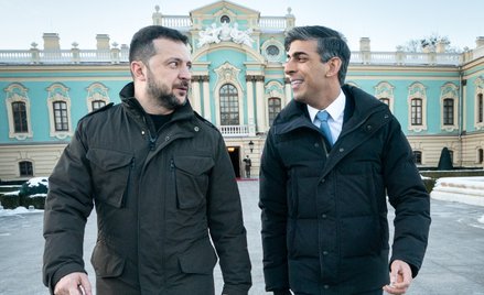 Premier Rishi Sunak (z prawej) pojechał do Wołodymyra Zełenskiego z deklaracją o zwiększeniu w tym r