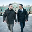 Premier Rishi Sunak (z prawej) pojechał do Wołodymyra Zełenskiego z deklaracją o zwiększeniu w tym r