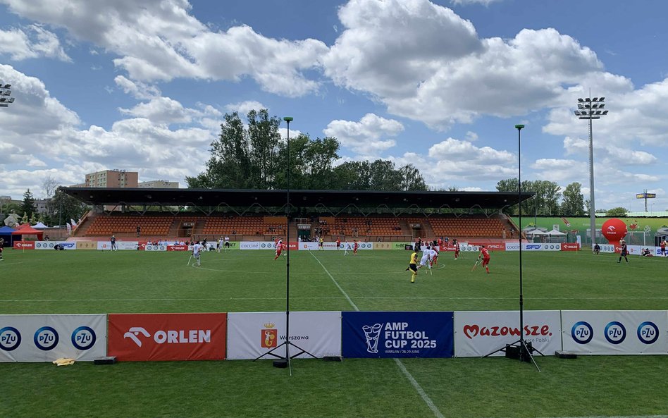 Widok na stadion Hutnika, gospodarza międzynarodowego turnieju AMP Futbol Cup 2025
