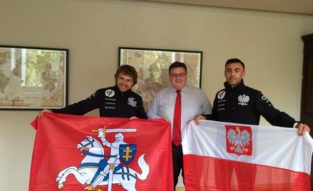 Szef litewskiego MSZ Linas Linkevičius oraz litewski i polski kierowca, którzy razem wystartują w ra