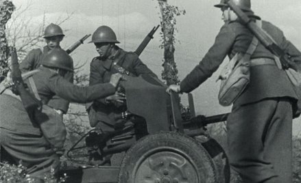 Żołnierze polskiej 1. Dywizji Grenadierów przy działku przeciwpancernym