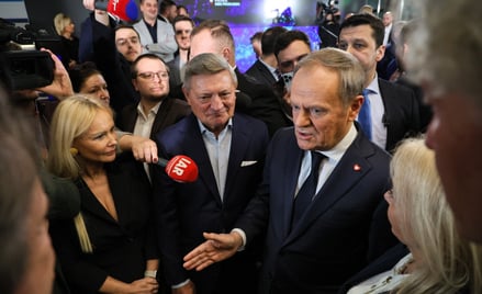 Premier Donald Tusk (C-P), założycielka firmy BetaMed SA Beata Drzazga (L) i prezes Polskiej Rady Bi