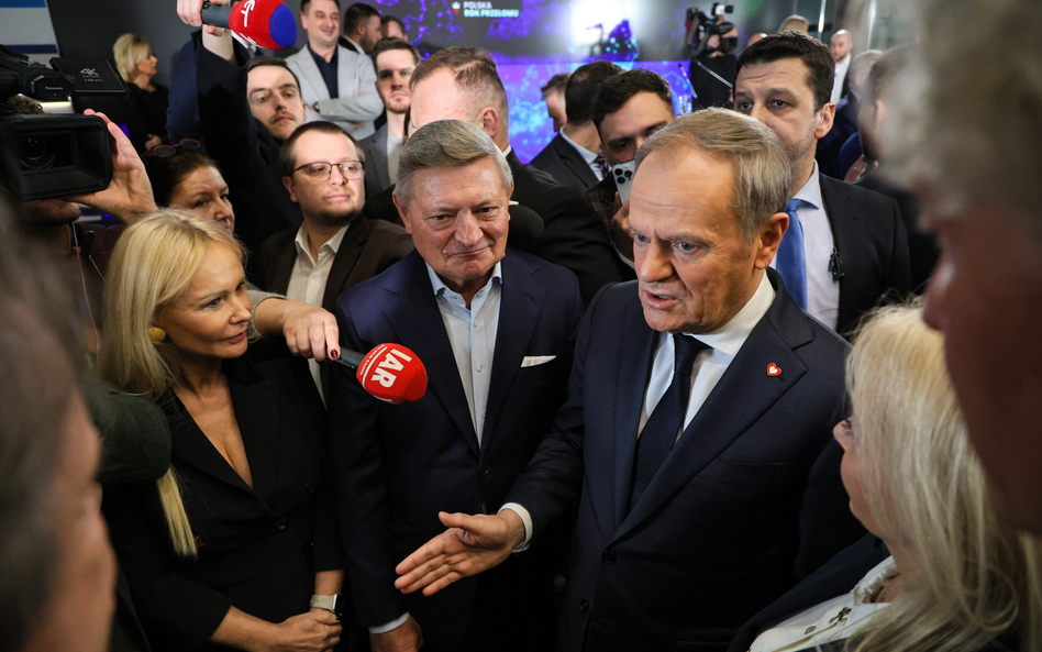 Premier Donald Tusk (C-P), założycielka firmy BetaMed SA Beata Drzazga (L) i prezes Polskiej Rady Bi