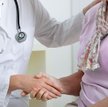 ZUS ostrzega: oszustki proponują emerytom badania w celu zwiększenia emerytury