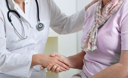 ZUS ostrzega: oszustki proponują emerytom badania w celu zwiększenia emerytury