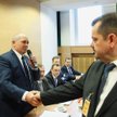 Niech uścisk dłoni nikogo nie zmyli. Za 20 minut szef rolniczego OPZZ Sławomir Izdebski (z prawej) z