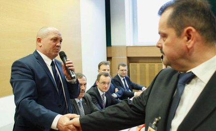Niech uścisk dłoni nikogo nie zmyli. Za 20 minut szef rolniczego OPZZ Sławomir Izdebski (z prawej) z
