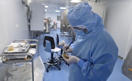 Koronawirus. Kiedy szczepionka na nowe warianty wirusa? AstraZeneca odpowiada