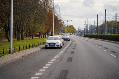 Nowe miejsca postojowe na Wołoskiej zostały wyznaczone w formie zatok postojowych