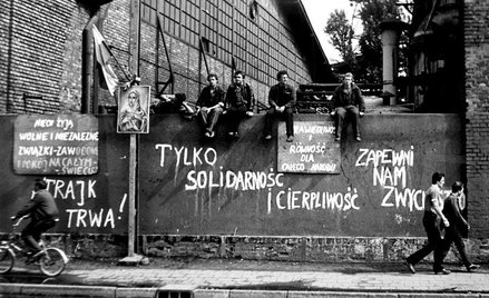 Fotograf SB w Gdańsku uwiecznił strajkujących oraz hasła wypisane przez nich na murach stoczni