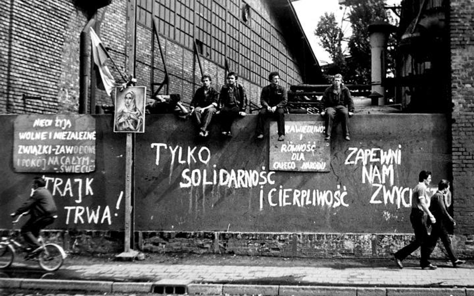 Fotograf SB w Gdańsku uwiecznił strajkujących oraz hasła wypisane przez nich na murach stoczni