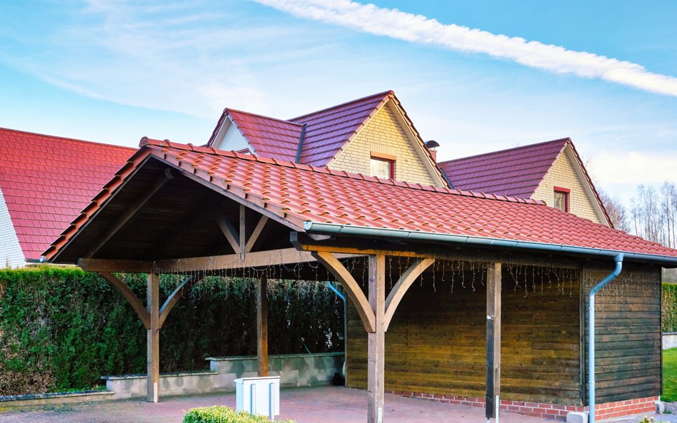 Budowa wiaty samochodowej na działce a prawo budowlane