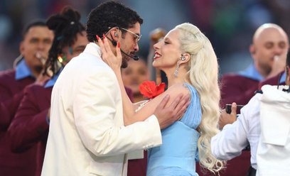 Bad Bunny and Lady Gaga podczas halftime show