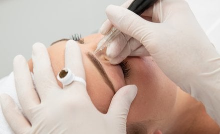 Rekompensata za nieudany makijaż permanentny brwi. Jaki wyrok wydał sąd?