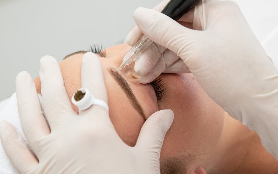 Rekompensata za nieudany makijaż permanentny brwi. Jaki wyrok wydał sąd?