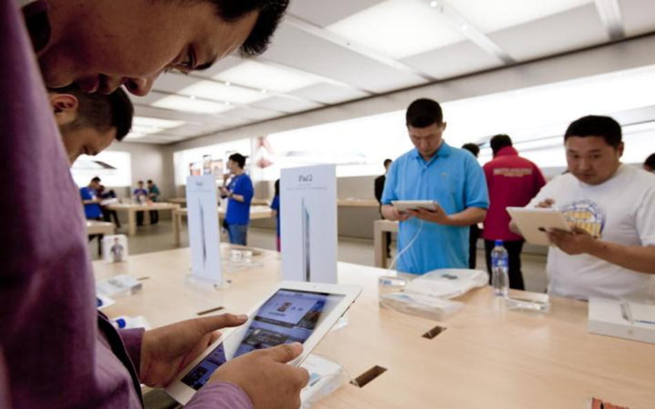 Apple vs. Samsung. Zwycięży Sharp?