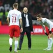 Polacy Nicola Zalewski (P) i Kamil Grosicki (L) oraz selekcjoner Michał Probierz po meczu grupy E el