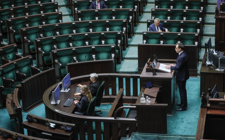 Minister finansów i gospodarki Andrzej Domański przemawia w Sejmie w Warszawie, 9 bm. Podczas posied